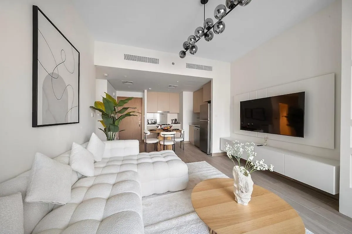 First Class 1Br Glamorous & Stylish Escape Dubai Apartment